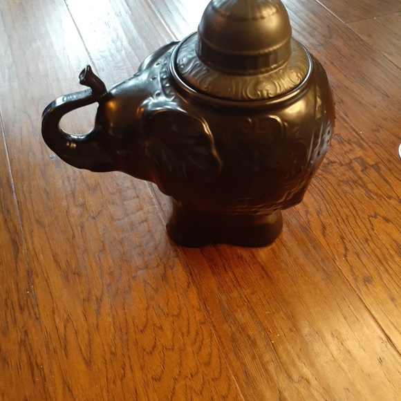 GORGEOUS NWT Z-Gallerie 13" Trunk-Up Lucky Elephant Black Ceramic Urn Vase. - Picture 9 of 10